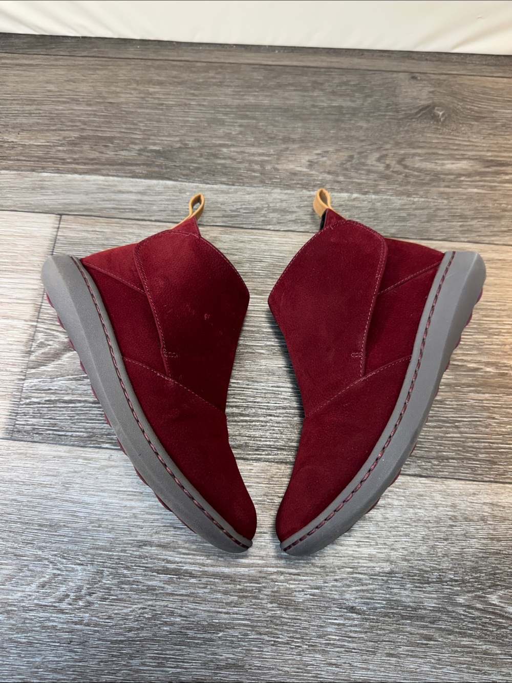Clarks Burgundy Suede Ankle Booties with Gray Sole woman’s SZ 6 (j290)